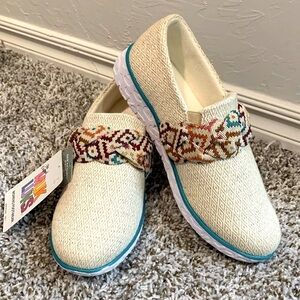 💙 MUK LUKS Taupe Slip-on Sneaker